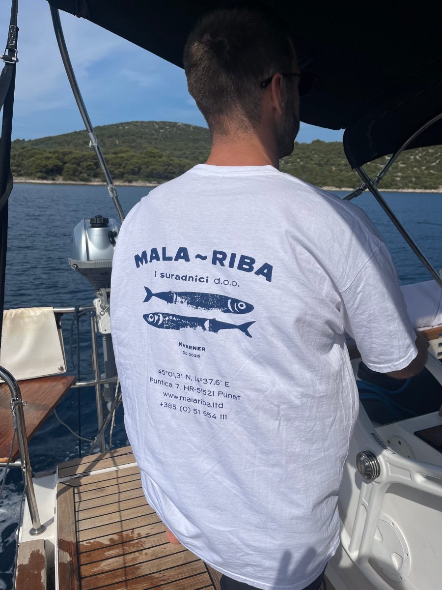 MALA~RIBA majica — stražnji tisak s logotipom i srdelama